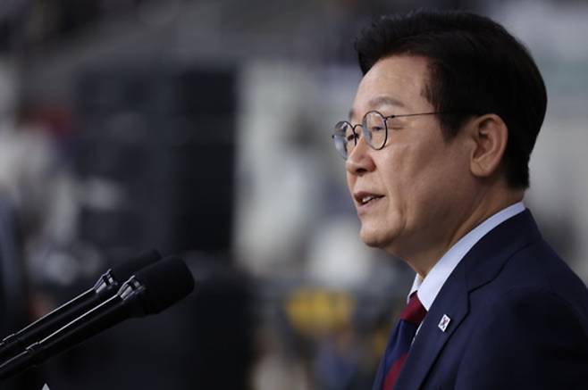 ▲ 이재명 대통령이 17일 부산아시아드주경기장에서 전국체전 개막식 기념사를 하고 있다. /연합뉴스