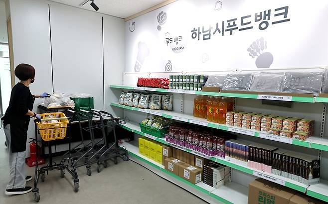 ▲ 한 직원이기부 받은 다양한 물품을 정리하고 있다.푸드뱅크는 미사분점과 감일분점 등 3곳에서 운영한다./김철빈 기자 narodo@incheonilbo.com