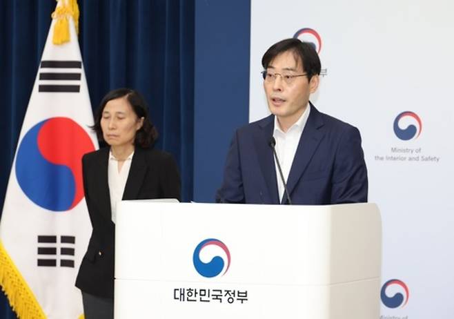 ▲ 이용석 행정안전부 디지털정부혁신실장이 17일 정부세종청사 중앙동 브리핑실에서 정부업무관리시스템(온나라) 해킹 대응 관련 브리핑을 하고 있다. /연합뉴스