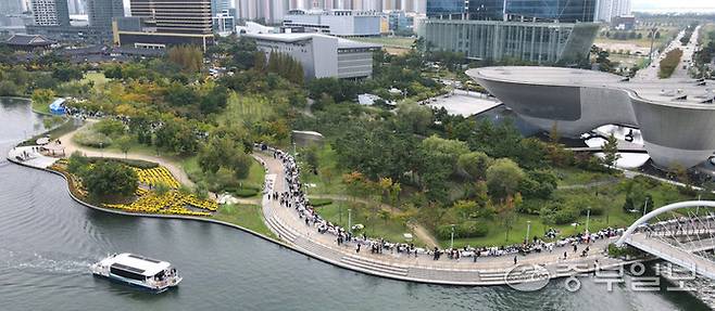 가을 햇살이 포근하게 내리쬔 18일, 인천 연수구 송도국제도시 센트럴파크에서 열린 '2025 송도 굿마켓'이 시민들의 따뜻한 나눔으로 채워졌다. 어린이 판매자가 가족과 함께 내놓은 장난감과 책을 어르신들이 정성스레 살펴보며 값을 흥정하는 모습이 미소를 자아냈다. 중고물품을 교환하고 나누는 자리에서 오래된 물건들은 새 주인을 만나 다시 생명을 얻었고, 다양한 판매 부스와 웃음소리로 가득한 현장은 소비보다 나눔의 가치를 되새기게 한 뜻깊은 가을 축제가 됐다.정선식기자