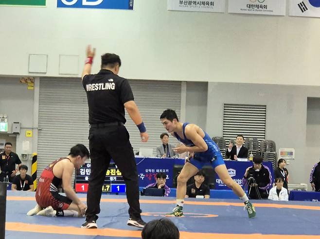 제106회 전국체육대회 레슬링 남자일반부 그레코로만형 60㎏급 결승에서 송진섭(평택시청·사진 오른쪽)이 공격 자세를 취하고 있다.
