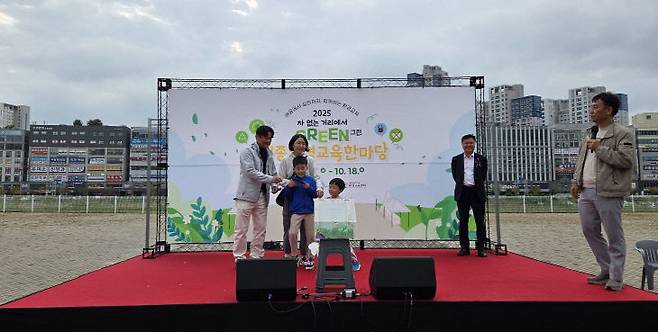 생애 첫 당첨의 행운을 "남편 덕"으로 돌리며 타이어 교환권을 받고 있는 참가자들.