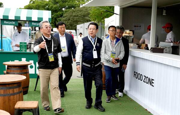 김영록 전라남도지사가 지난 18일 해남 파인비치CC에서 열리고 있는 'LPGA BMW 레이디스 챔피언십' 대회장을 방문해, 대회 운영 상황을 살피고 있다. 전남도 제공