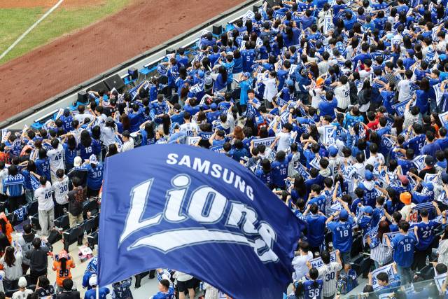 삼성 라이온즈 팬들이 19일 대전 한화생명볼파크를 찾아 삼성과 한화 이글스의 프로야구 플레이오프 경기를 지켜보며 삼성을 응원하고 있다. 삼성 제공