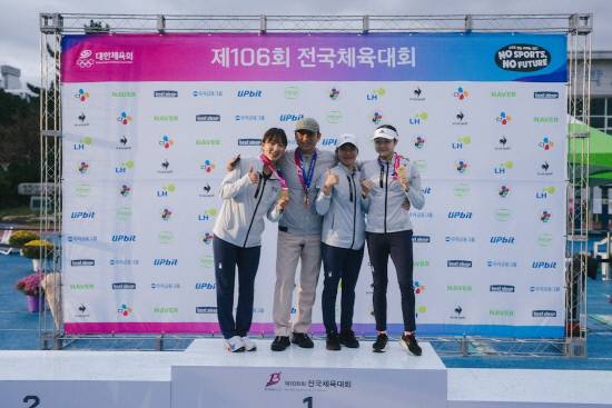 근대5종 여자 일반부 단체전에서 금메달을 차지한 경남선수들이 시상식 후 금메달을 목에 걸고 기념사진을 찍고 있다. 왼쪽부터 장하은, 경남 근대5종연맹 유승찬 전무이사, 한송이, 신수민 선수. 사진=경남 근대5종연맹