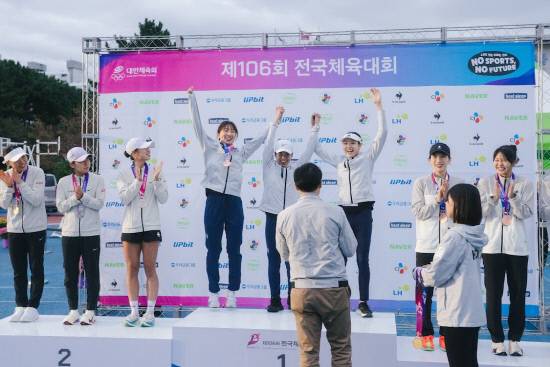 근대5종 여자 일반부 단체전에서 금메달을 차지한 장하은, 한송이, 신수민(왼쪽부터)이 시상대에 올라 서로 손을 맞잡고 환호하고 있다. 사진=경남 근대5종연맹