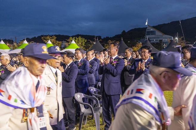 김재욱 군수 등 관계자들의 뜨거운 박수를 받으며 6.25 참전용사 분들이 행사장에 입장하고 있다. /칠곡군 제공