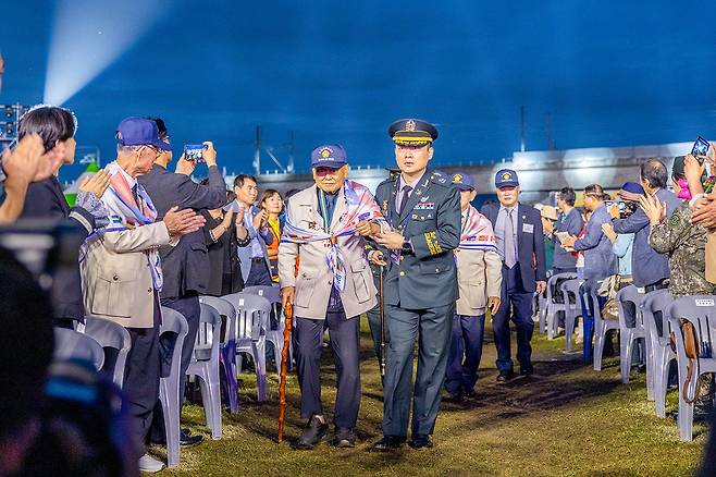 6.25 참전용사 분들이 행사장을 들어서고 있다./칠곡군 제공