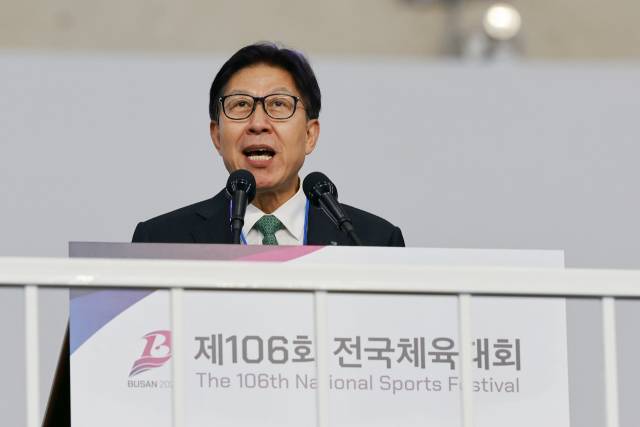 박형준 부산시장이 17일 부산 아시아드주경기장에서 열린 제106회 전국체육대회 개회식에서 환영사하고 있다. 연합뉴스