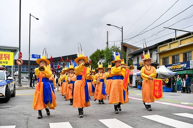 ▲ 풍기역에서 축제장까지 주세붕 군수 행차 재현이 진행되고 있다