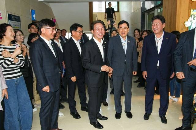 김민석 국무총리(가운데)가 경주시청을 방문해 경주시장과 시의회 의장, 경주시공무원들과 점검에 앞서 환담을 나누며 웃고 있다. 경주시 제공