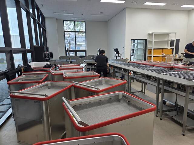 대구도서관 주차장과 맞닿은 1층의 한켠에는 도서관리공간이 있다. 이곳에서는 광역 단위의 도서를 이용 가능한 광역상호대차서비스를 제공하는 컨베이어 벨트를 설치 중이었다. 구아영 기자