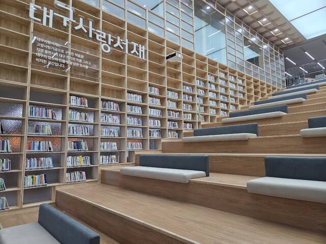 2~3층 사이 조성된 대구사랑서재. '대구사랑서재'는 매년 고향사랑기금으로 마련한 지역 출판사와 대구 작가의 작품, 대구의 장소와 인물 등을 담은 도서로 꾸며진다. 구아영 기자