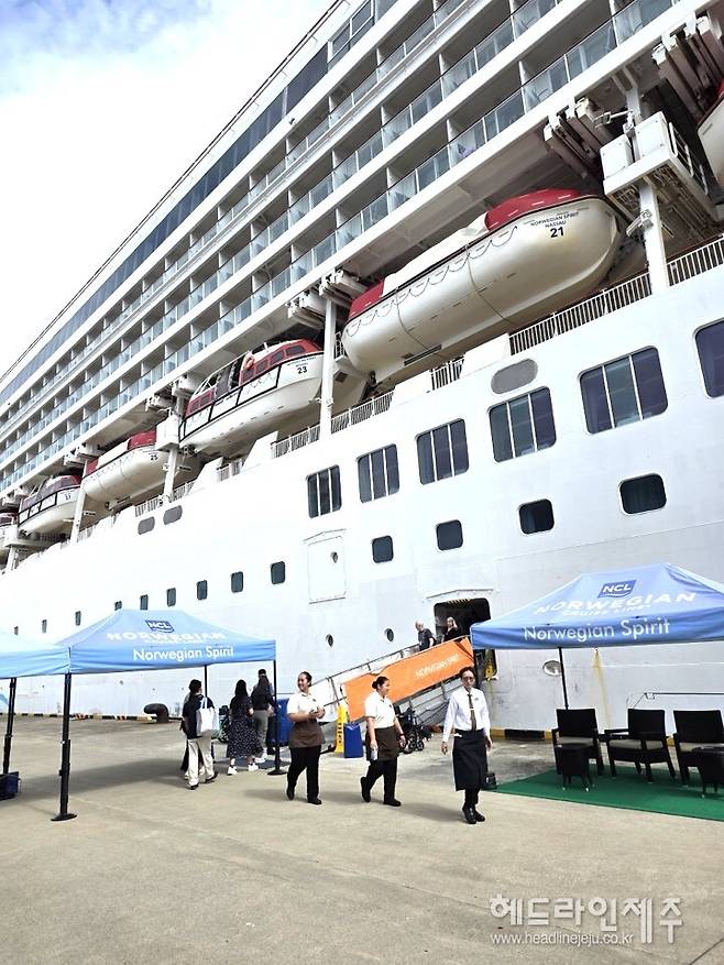제주항에 입항한 대형 크루즈.