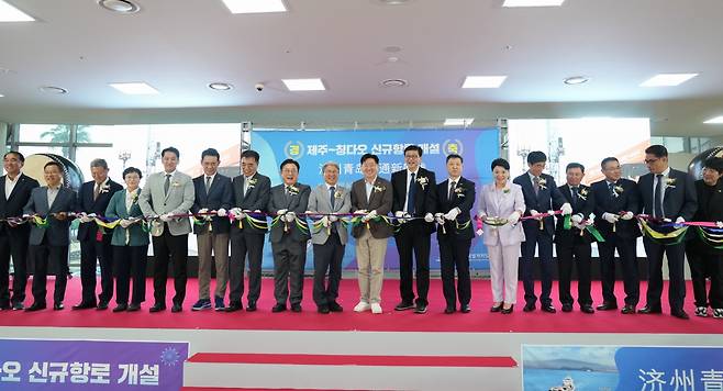 제주특별자치도는 지난 18일 제주항 국제여객터미널에서 '제주~칭다오 정기 컨테이너선 첫 입항식'을 열고, 제주 해상물류의 새 시대 개막을 선언했다.&nbsp;