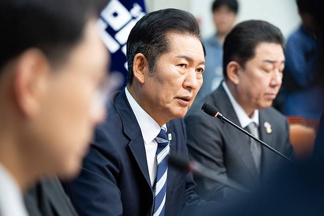 정청래 더불어민주당 대표가 17일 서울 여의도 국회에서 열린 최고위원회의에서 모두 발언을 하고 있다. (사진/뉴스1)