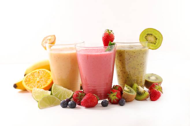 과일, 주스, 요구르트 등을 함께 갈아 만드는 스무디에는 과당이 많이 들어있어 다이어트에 방해가 될 수 있다. 사진=게티이미지뱅크