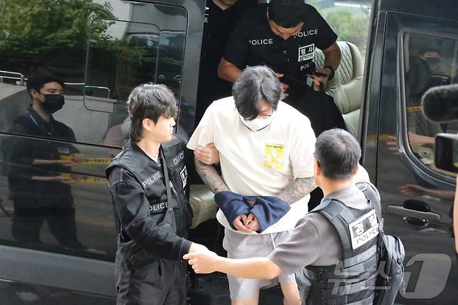 캄보디아에서 추방된 피의자가 18일 낮 12시 18분께 충남 천안동남경찰서로 압송되고 있다. 이날 천안동남서로 압송된 피의자는 총 14명이다.(재판매 및 DB금지)2025.10.18/뉴스1 ⓒ News1 김낙희 기자