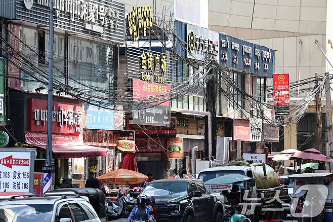 19일(현지시간) 캄보디아 프놈펜 한 거리 상가에 중국어와 크메르어가 혼재된 간판들이 붙어 있다. 2025.10.19/뉴스1 ⓒ News1 김도우 기자