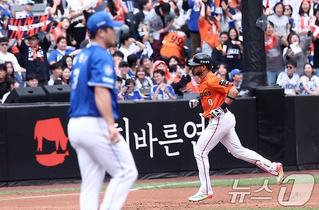 19일 대전 한화생명볼파크 열린 프로야구 2025 신한 SOL뱅크 KBO 플레이오프 2차전 삼성 라이온즈와 한화 이글스의 경기, 한화 리베라토가 1회말 1사 솔로홈런을 터뜨린 후 그라운드를 돌고 있다. 2025.10.19/뉴스1 ⓒ News1 김성진 기자