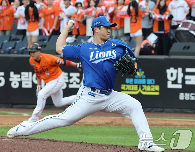 19일 대전 한화생명볼파크 열린 프로야구 2025 신한 SOL뱅크 KBO 플레이오프 2차전 삼성 라이온즈와 한화 이글스의 경기에서 삼성 선발투수 최원태가 역투하고 있다. 2025.10.19/뉴스1 ⓒ News1 김기태 기자