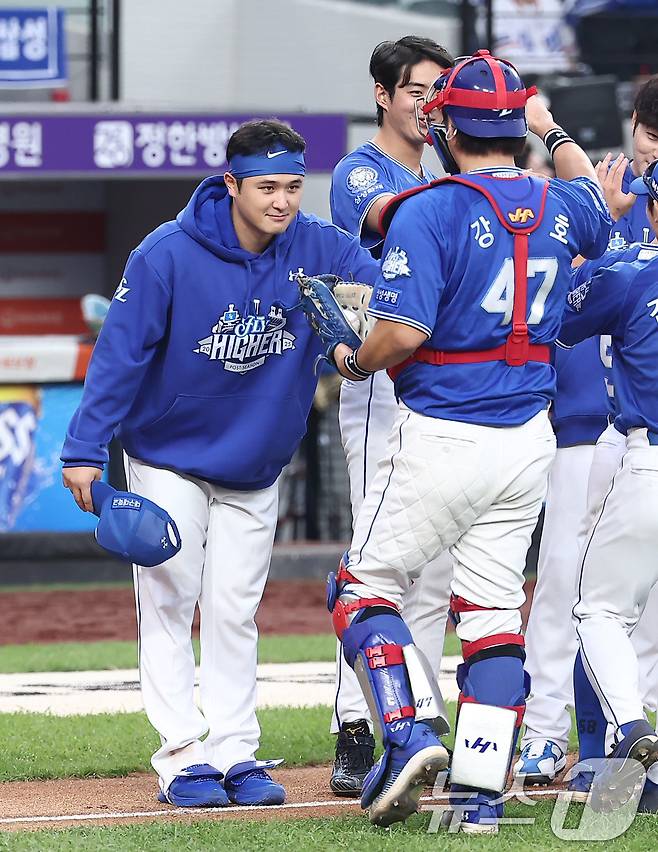 19일 대전 한화생명볼파크 열린 프로야구 2025 신한 SOL뱅크 KBO 플레이오프 2차전 삼성 라이온즈와 한화 이글스의 경기에서 7-3으로 승리를 거둔 삼성 최원태가 강민호를 향해 인사하고 있다. 2025.10.19/뉴스1 ⓒ News1 김성진 기자