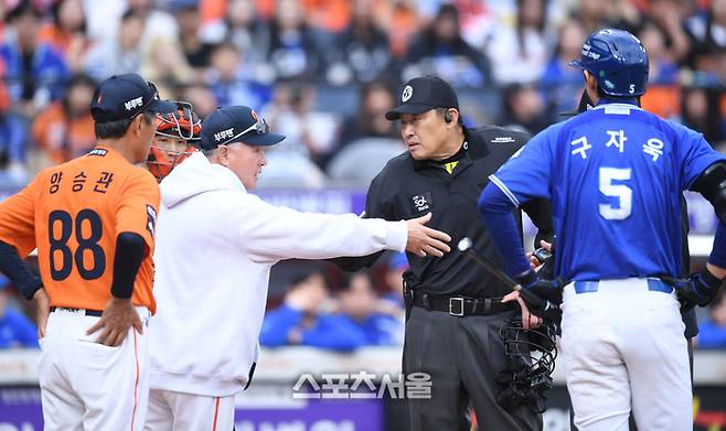 한화 김경문 감독이 18일 대전 한화생명볼파크에서 열린 2025 KBO 포스트시즌 플레이오프 1차전 삼성과 경기 3회초 무사1,3루 상대 구자욱이 폰세 투구 인터벌로 항의하자 박기택 구심에 항의하고 있다. 대전 | 최승섭기자 thunder@sportsseoul.com