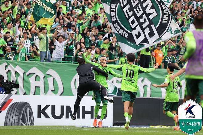 전북 티아고(가운데)가 수원FC전에서 추가골을 넣고 기쁨을 나누고 있다. 사진 | 한국프로축구연맹