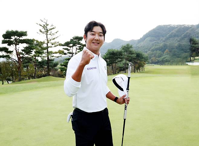 최승빈이 19일 서원밸리CC에서 열린 KPGA투어 더채리티클래식 2025에서 우승을 차지한 뒤 환하게 웃고 있다. 사진 | KPGA