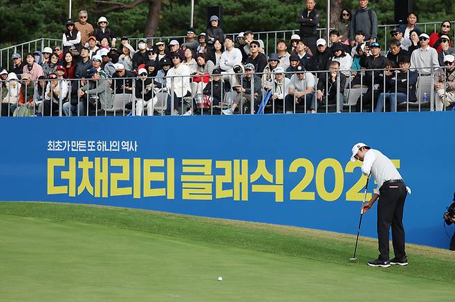 최승빈이 19일 서원밸리CC에서 열린 KPGA투어 더채리티클래식 2025 최종라운드에서 우승퍼트를 하고 있다. 사진 | KPGA