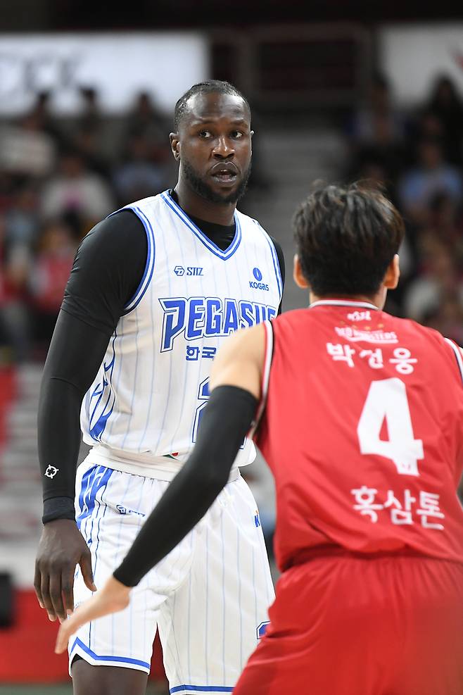 가스공사 망콕 마티앙이 벤치를 바라보고 있다. 사진 | KBL