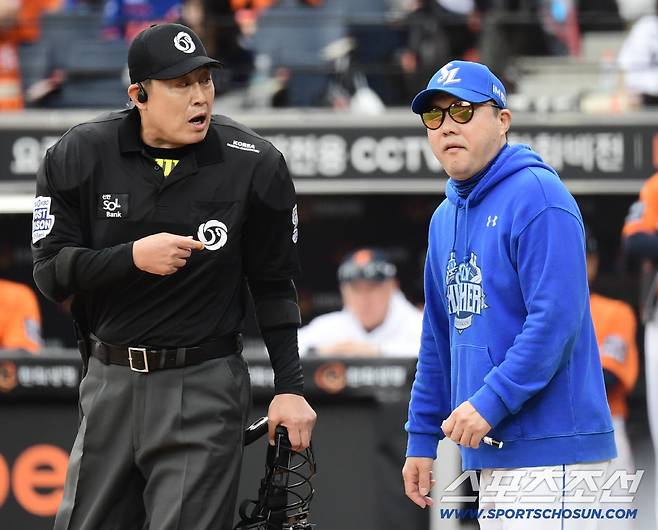 18일 대전 한화생명볼파크에서 열린 삼성과 한화의 PO 1차전. 3회초 무사 1, 3루. 한화 폰세의 투구에 어필하는 삼성 박진만 감독. 대전=송정헌 기자songs@sportschosun.com/2025.10.18/