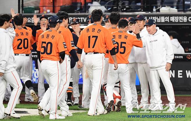 18일 대전 한화생명볼파크에서 열린 삼성과 한화의 PO 1차전. 한화가 삼성에 9-8로 승리했다. 경기 종료 후 선수들과 하이파이브를 나누고 있는 김경문 감독. 대전=송정헌 기자songs@sportschosun.com/2025.10.18/