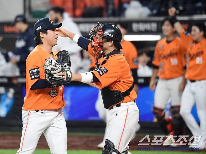 18일 대전 한화생명볼파크에서 열린 삼성과 한화의 PO 1차전. 한화가 삼성에 9-8로 승리했다. 승리를 지킨 김범수. 대전=송정헌 기자songs@sportschosun.com/2025.10.18/