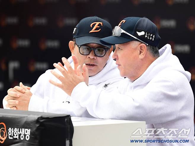 18일 대전 한화생명볼파크에서 열린 삼성과 한화의 PO 1차전. 양상문 코치와 상의하는 김경문 감독. 대전=송정헌 기자songs@sportschosun.com/2025.10.18/