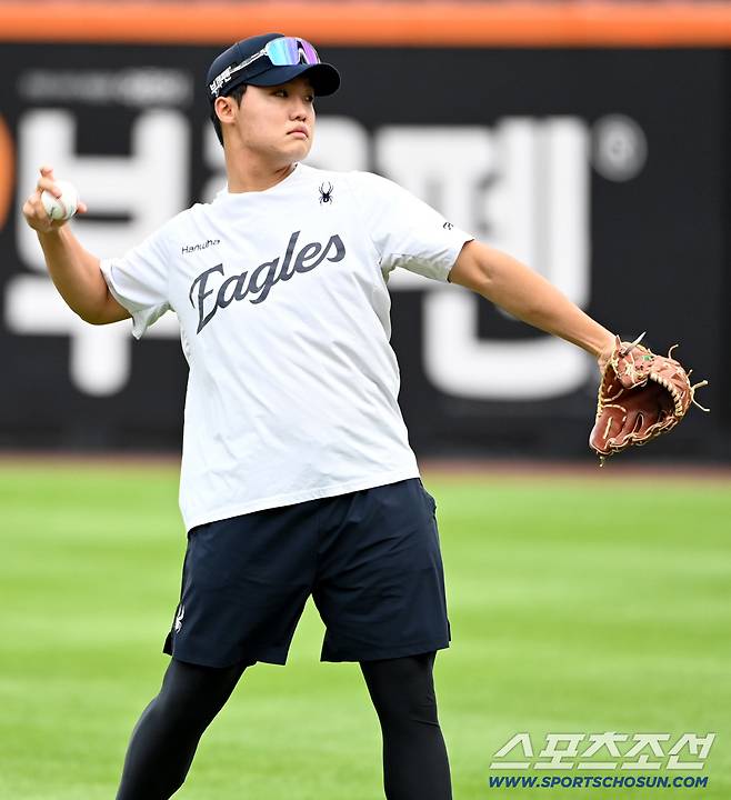 17일 대전한화생명볼파크에서 열린 삼성과 한화의 플레이오프 1차전. 한화 정우주가 캐치볼을 하고 있다. 대전=허상욱 기자wook@sportschosun.com/2025.10.17/