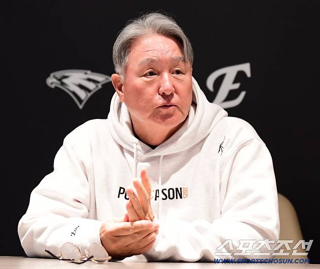 19일 대전 한화생명볼파크에서 열린 삼성과 한화의 PO 2차전. 인터뷰하고 있는 한화 김경문 감독. 대전=송정헌 기자songs@sportschosun.com/2025.10.19/