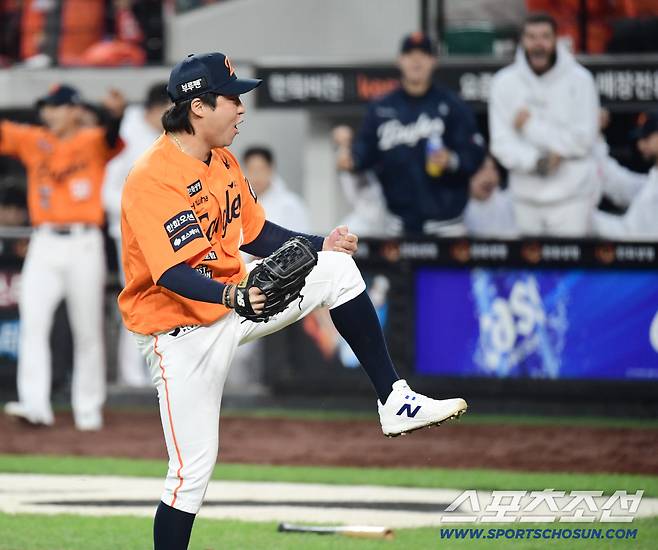 18일 대전 한화생명볼파크에서 열린 삼성과 한화의 PO 1차전. 한화가 삼성에 9-8로 승리했다. 승리를 지킨 김범수. 대전=송정헌 기자songs@sportschosun.com/2025.10.18/