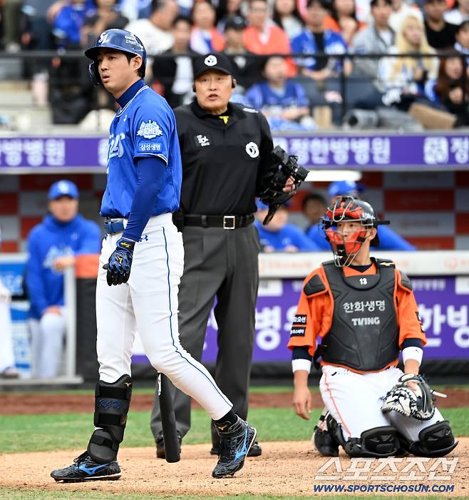 18일 대전한화생명볼파크에서 열린 삼성과 한화의 PO 1차전. 3회초 무사 1,3루 구자욱이 폰세의 투구 인터벌이 길어지자 타석에서 벗어나고 있다. 대전=허상욱 기자wook@sportschosun.com/2025.10.18/