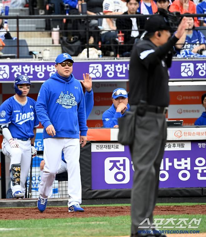 18일 대전한화생명볼파크에서 열린 삼성과 한화의 PO 1차전. 3회초 무사 1,3루 구자욱 타석�� 폰세의 투구 인터벌이 길어지며 신경전이 펼쳐졌다. 박진만 감독이 심판진과 이야기를 위해 그라운드로 나서고 있다. 대전=허상욱 기자wook@sportschosun.com/2025.10.18/