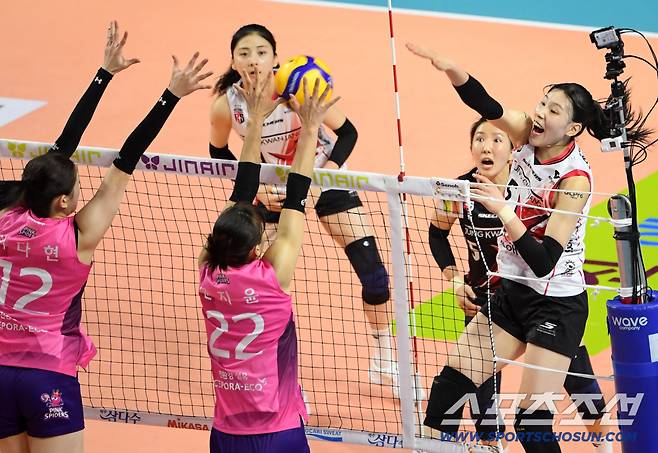 18일 인천 삼산월드체육관 열린 V리그 흥국생명과 정관장의 경기. 정관장 이선우가 블로킹을 피해 공격을 시도하고 있다. 인천=박재만 기자 pjm@sportschosun.com/2025.10.18/