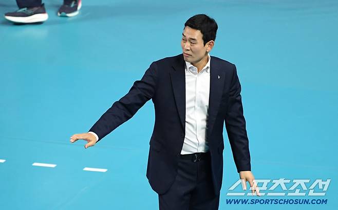 18일 인천 삼산월드체육관 열린 V리그 흥국생명과 정관장의 경기. 정관장 고희진 감독이 작전 지시를 하고 있다. 인천=박재만 기자 pjm@sportschosun.com/2025.10.18/