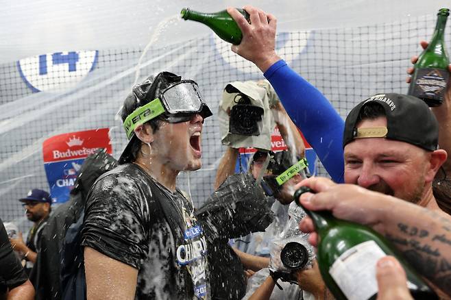 LA 다저스 동료들과 월드시리즈 진출 축하 샴페인 샤워를 하는 오타니 쇼헤이.AFP연합뉴스