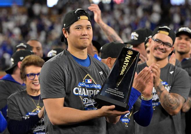 LA 다저스 오타니 쇼헤이가 18일(한국시각) NLCS 4차전서 타자로 3홈런, 투수로 6이닝 10탈삼진 무실점의 경이적인 퍼포먼스를 펼치며 5대1 승리를 이끈 뒤 NLCS MVP로 선정돼 트로피를 들고 있다. Imagn Images연합뉴스