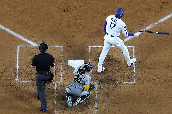 LA 다저스 오타니 쇼헤이가 18일(한국시각) NLCS 4차전서 4회말 우중월 장외 솔로포를 터뜨리고 타구를 바라보며 1루를 향하고 있다. AFP연합뉴스