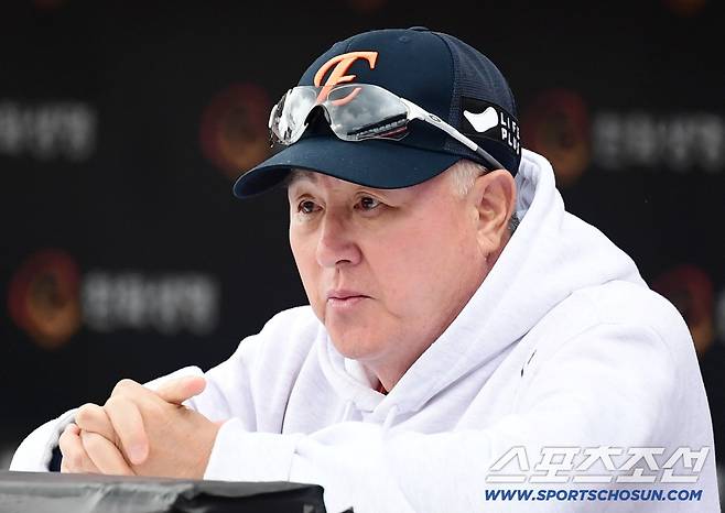 19일 대전 한화생명볼파크에서 열린 삼성과 한화의 PO 2차전. 그라운드 바라보는 김경문 감독. 대전=송정헌 기자songs@sportschosun.com/2025.10.19/