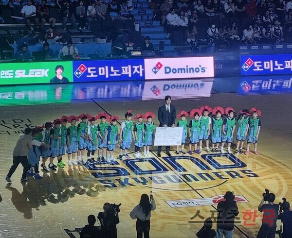 함준후의 은퇴식을 빛내기 위해 모인 고양 소노 유소년 선수들. ⓒ스포츠한국 김성수 기자