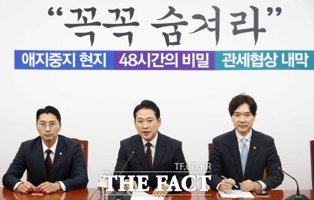 정부·여당의 지지율 동반 하락에도 국민의힘의 지지율은 20%대 박스권에 갇힌 채 반사이익을 누리지 못하고 있다.사진은 장동혁 국민의힘 대표가 17일 오후 서울 여의도 국회에서 열린 '한미 관세협상' 관련 기자간담회에서 입장 발표를 하고 있는 모습이다. /뉴시스