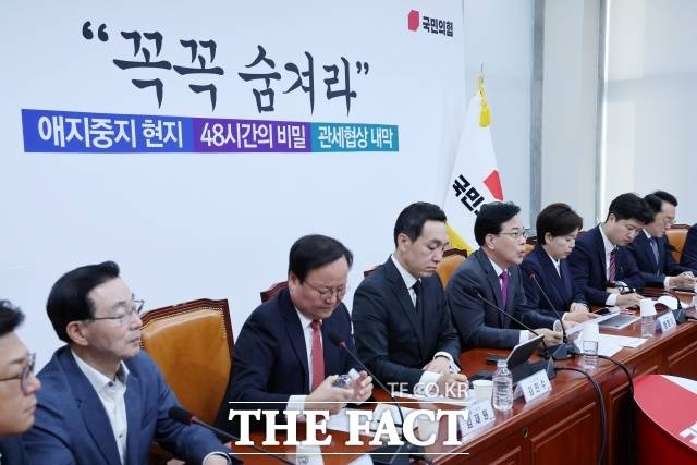 다만 당 지도부는 지지율 반전 기회로 삼을 요소는 여전히 많다는 자신감을 보이고 있다. 사진은 송언석 국민의힘 원내대표가 16일 오전 서울 여의도 국회에서 열린 최고위원회의에서 발언하고 있는 모습. /뉴시스