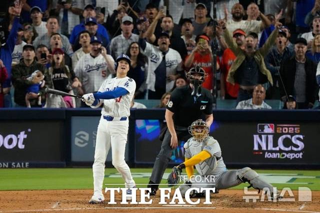 LA 다저스 오타니 쇼헤이가 18일(한국시간) 밀워키와의 내셔널리그 챔피언십시리즈 4차전서 7회말 중월 솔로 홈런을 날리고 있다. /로스앤젤레스=AP.뉴시스